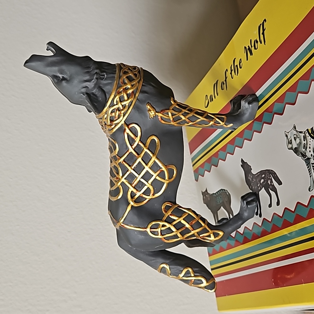 Westland Rare Call of the Wolf figurine